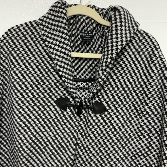David & Young Black and White Houndstooth Cape - Picture 2 of 4
